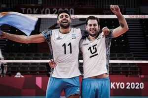 Gentileza Compañeros y rivales. Solé y De Cecco festejando con la selección en Tokio 2020. Ahora se enfrentarán en búsqueda del título de la Liga A1 italiana.