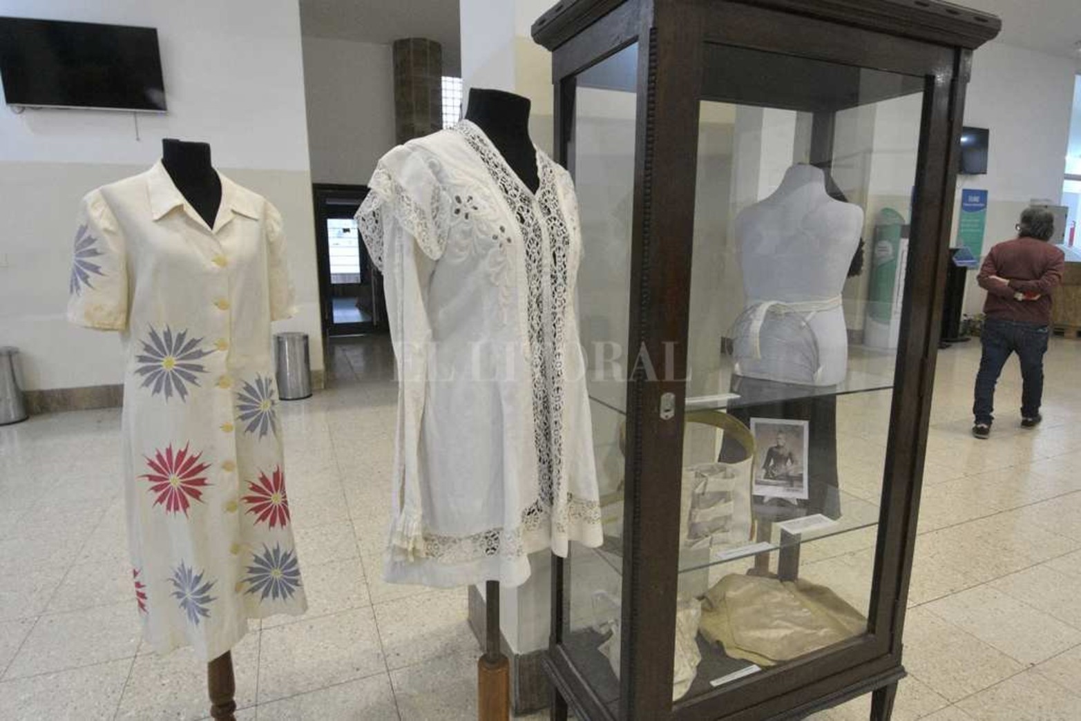 "Viste sentidos". Ese es el nombre de la muestra inaugurada esta semana en el hall del Palacio Municipal que permite conocer más sobre cómo se vestían los santafesinos entre 1880 y 1950.