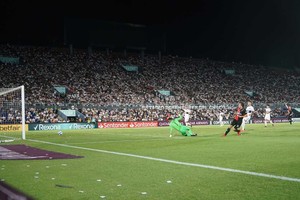ELLITORAL_453680 |  Fernando Nicola El primer gol anulado. Bernardi estaba habilitado y definió entre las piernas del arquero.