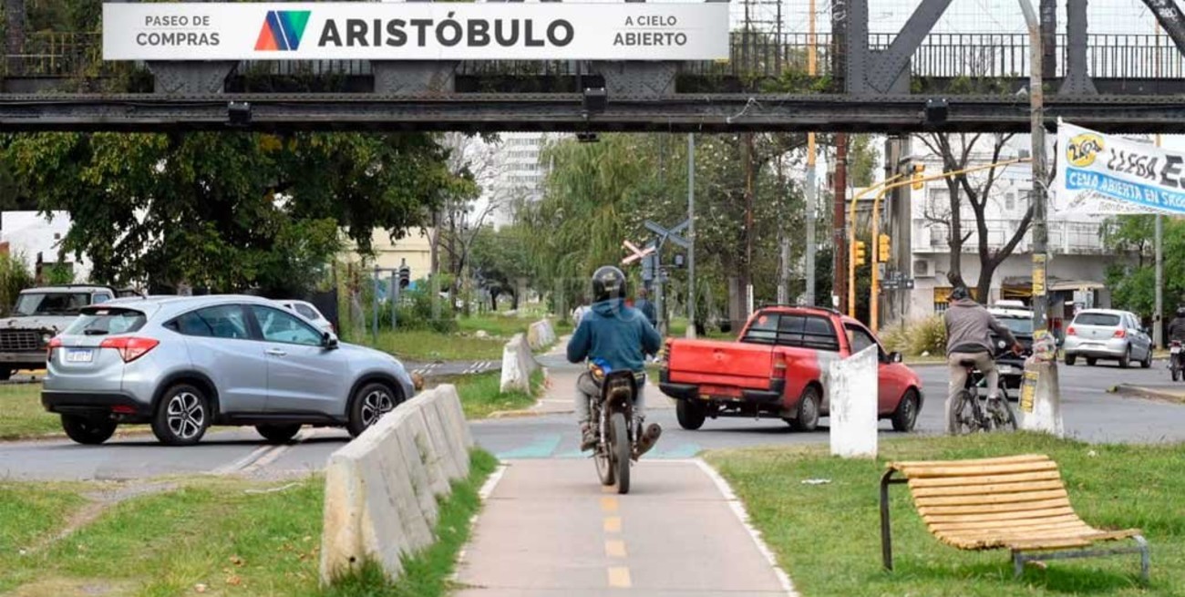 Puente Negro - La Esquina Encendida:  otra bicisenda invadida por las motos