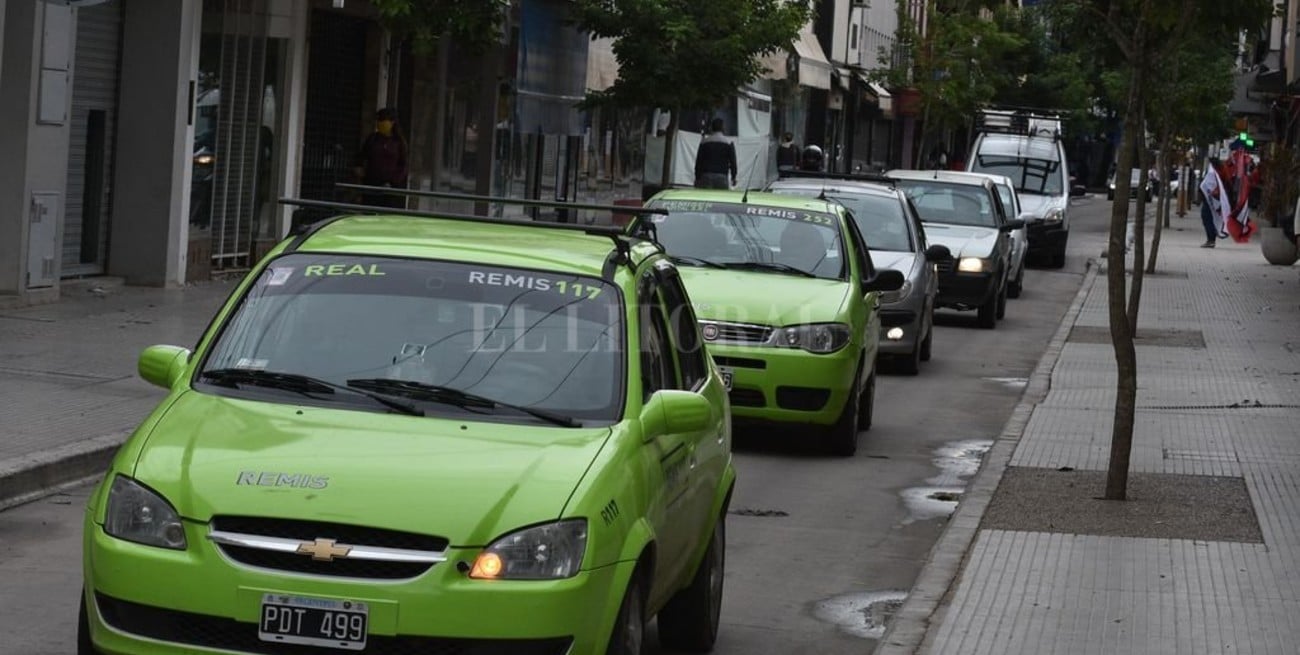 Buscan soluciones para mejorar el servicio de taxis y remises en la ciudad de Santa Fe