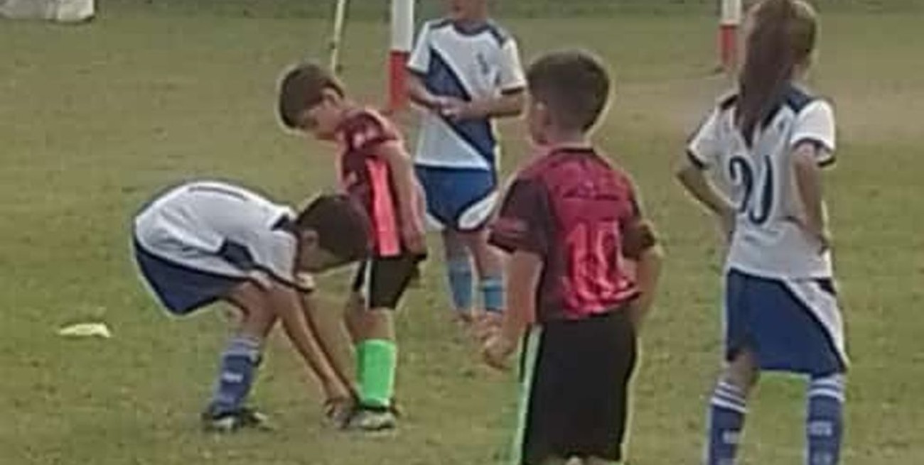 Foto viral y lección: un nene paró para atarle los cordones a un jugador del otro equipo en la Liga Ceresina