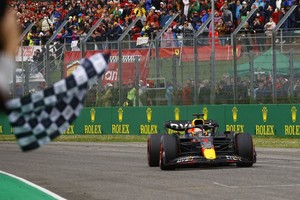 ELLITORAL_452516 |  Reuters El Red Bull de Max Verstappen cruza el primero la línea de meta del Gran Premio de Fórmula Uno de Emilia Romaña en el Autódromo Enzo e Dino Ferrari de Imola, Italia. 24 abril 2022.