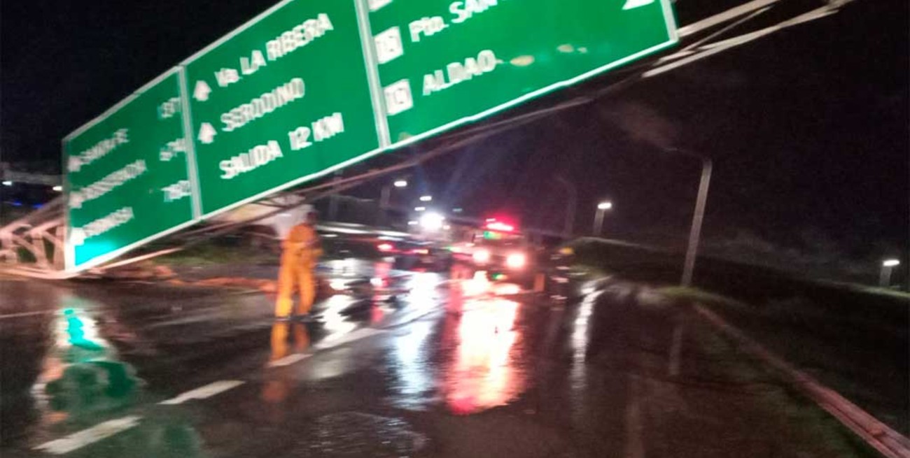 Un camión volcó y tumbó un cartel de la autopista Santa Fe - Rosario