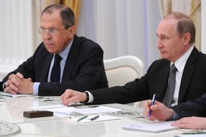 ELLITORAL_453391 |  Gentileza Serguéi Lavrov, experimentado ministro de Asuntos Exteriores ruso. Aquí, a la derecha de Vladímir Putin, para algunos autores el  nuevo zar  de Rusia.