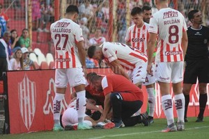 ELLITORAL_453516 |  Pablo Aguirre. Que pase lo peor. Gastón González, la mejor aparición del fútbol de Unión en los últimos años, recibió todo el cariño del pueblo tatengue luego de lo que le pasó con su lesión. El lunes lo operan y arranca el Operativo Retorno