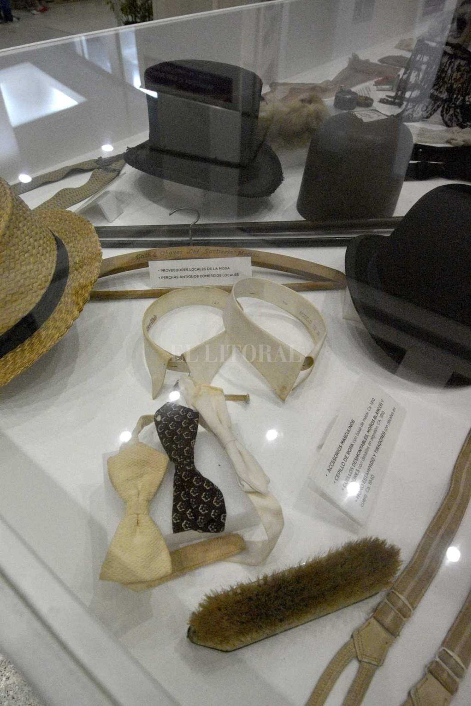 "Viste sentidos". Ese es el nombre de la muestra inaugurada esta semana en el hall del Palacio Municipal que permite conocer más sobre cómo se vestían los santafesinos entre 1880 y 1950.