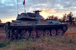 Gentileza Amanece en el terreno. Efectivos militares se preparan para operar en su Tanque Argentino Mediano.