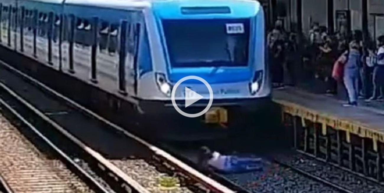 Video: se arrojó a las vías del tren y se salvó de milagro