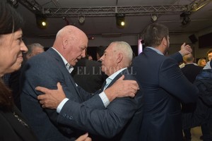 Pablo Aguirre Bonfatti y Barletta en afectuoso saludo bajo la atentada mirada de Clara García