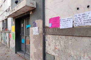 Gentileza Las paredes del colegio aparecieron con carteles alusivos a los presuntos acosos investigados.