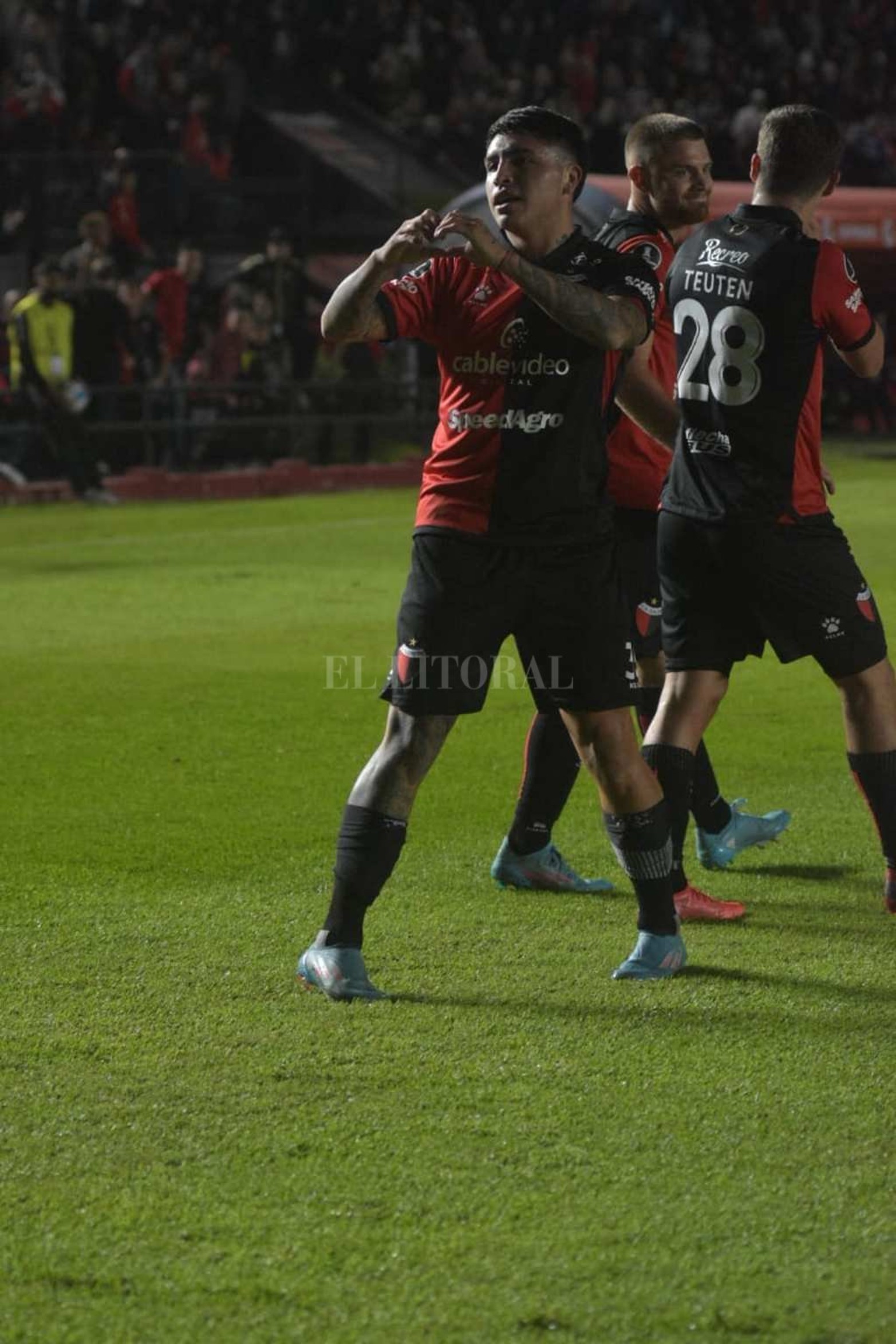 Copa Libertadores Colon - Cerro Porteño
  El primer tiempo y el festejo de gol de Facundo Farías