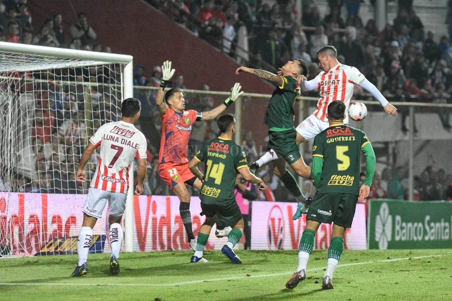 Unión perdió 2 a 1 frente a Defensa y Justicia (cuarta derrota consecutiva en el torneo local) y no pudo ingresar a los cuartos de final de la  Liga Profesional de fútbol.