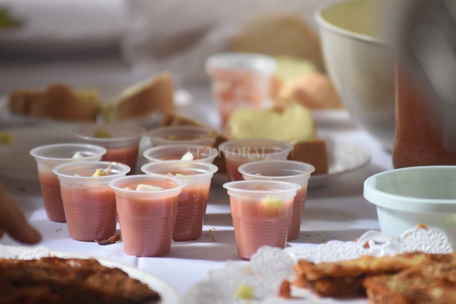 Intercambio de sabores y culturas en la UNL. Estudiantes extranjeros y de nuestro país cocinaron y ofrecieron platos típicos en un evento de confraternización realizado en el Rectorado.