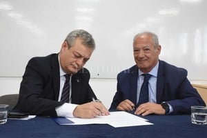 Luis Cetraro Firma de convenio entre el rector de la Universidad Católica de Santa Fe, Eugenio Martín De Palma, y el director mundial de Scholas Ocurrentes, José María Del Corral.