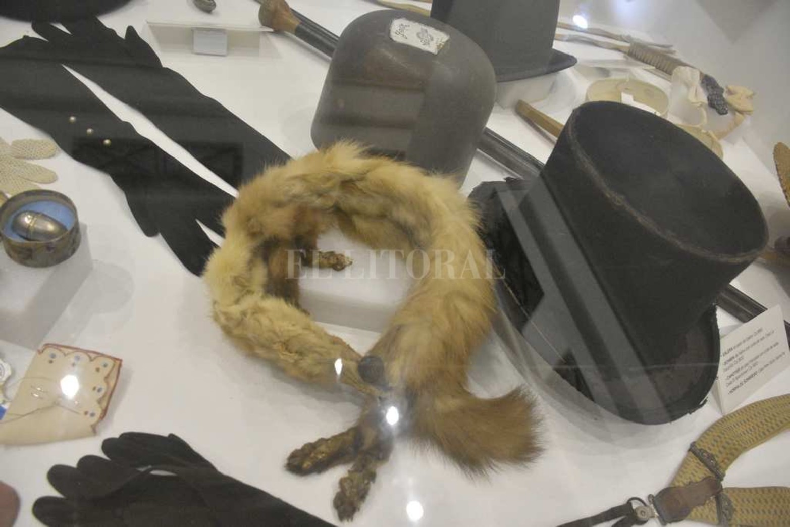 "Viste sentidos". Ese es el nombre de la muestra inaugurada esta semana en el hall del Palacio Municipal que permite conocer más sobre cómo se vestían los santafesinos entre 1880 y 1950.