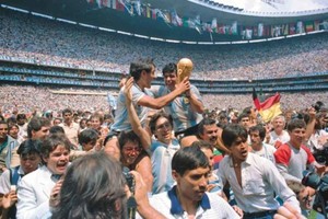 ELLITORAL_454352 |  Archivo Reliquia. Debajo de Maradona, quien aparece es el santafesino Gustavo Ripke, vistiendo una de las camisetas de la selección nacional que trajo a Santa Fe.