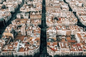 ELLITORAL_454448 |  Archivo En las Supermanzanas de Barcelona se reduce al mínimo el tráfico motorizado y el aparcamiento de vehículos en superficie, y se da la máxima preferencia a los peatones en el espacio público.