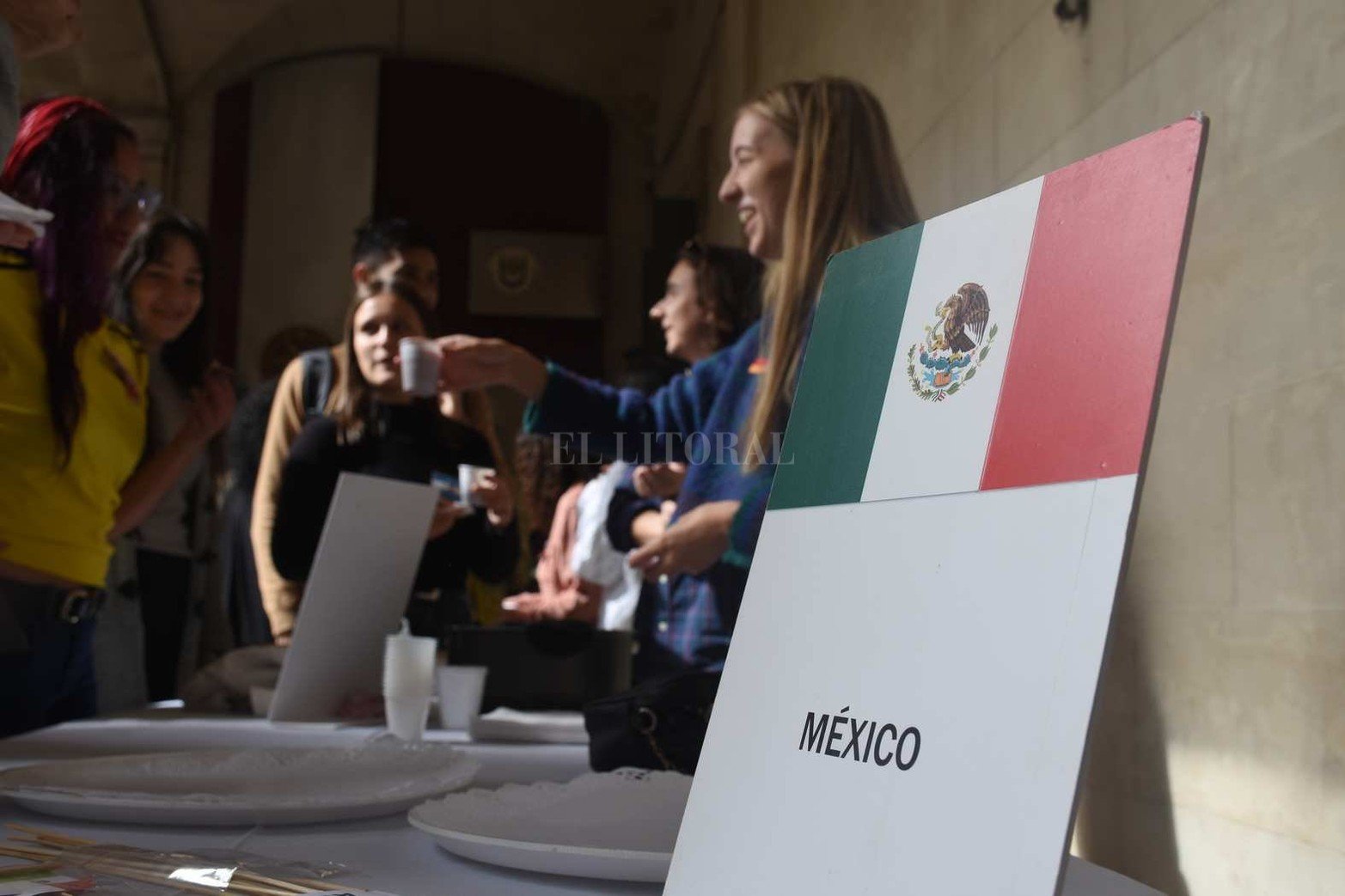 Intercambio de sabores y culturas en la UNL. Estudiantes extranjeros y de nuestro país cocinaron y ofrecieron platos típicos en un evento de confraternización realizado en el Rectorado.