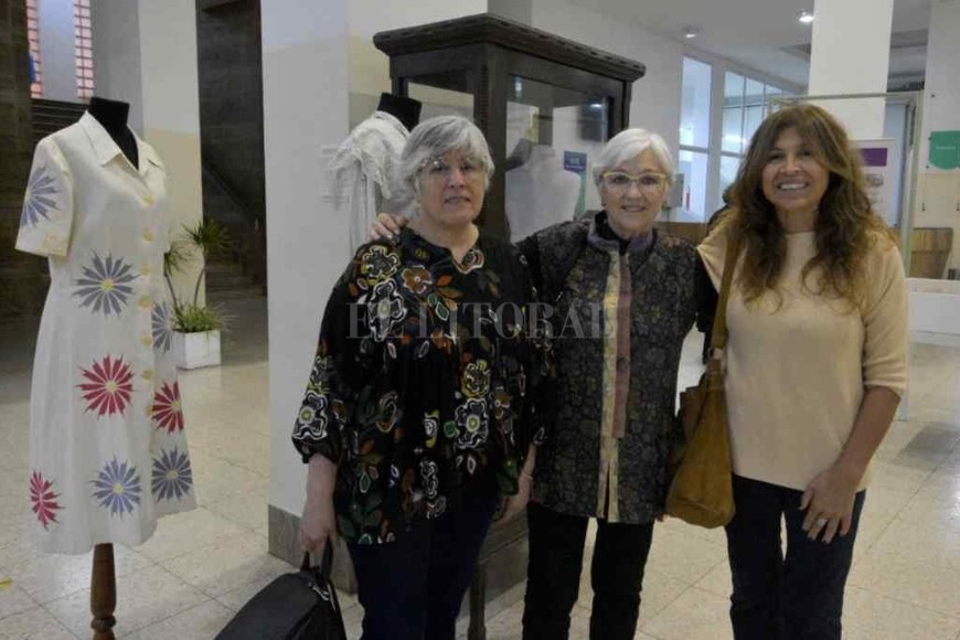 ELLITORAL_454099 |  Pablo Aguirre De izq. a der. Las profesoras Alicia García y Patricia Vasconi (curadoras de la muestra), y Teresita Cataudella, del Museo de la Ciudad.