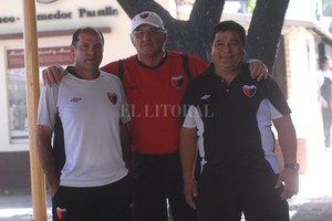 ELLITORAL_455353 |  Mauricio Garín Homenaje en vida. Así lo entendió nuestro cronista y por eso la nota en el año 2020. En el Mundo Colón, Carlos Zuliani junto al  Chueco  Miguel Ángel Robledo (a la izquierda, en la foto) y el  Cabezón  Sergio Juncos.