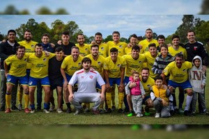 Gentileza El plantel campeón. La Base Fútbol Club. Un grupo de amigos creado hace 16 años por jugadores del Ateneo Inmaculada.