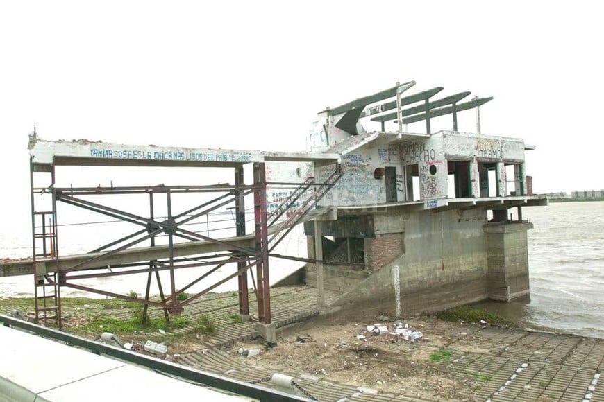 ELLITORAL_455440 |  Archivo El Litoral En septiembre del 2000 se demolió la vieja estructura del boliche.