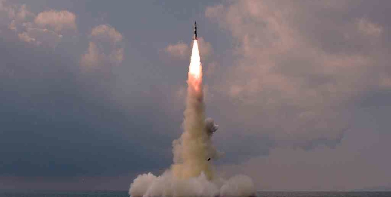 Corea del Norte disparó un misil balístico desde un submarino