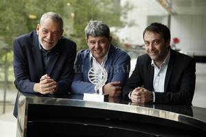 ELLITORAL_455771 |  Gentileza Planeta / Arduino Vannucchi Los autores de  La Bestia , que utilizan el seudónimo Carmen Mola, con el premio Planeta.