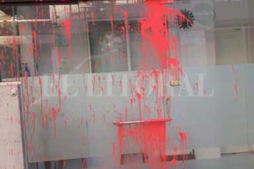 ELLITORAL_455292 |  Gentileza Latas de pintura roja y negra fueron arrojadas a la fachada del estudio jurídico.