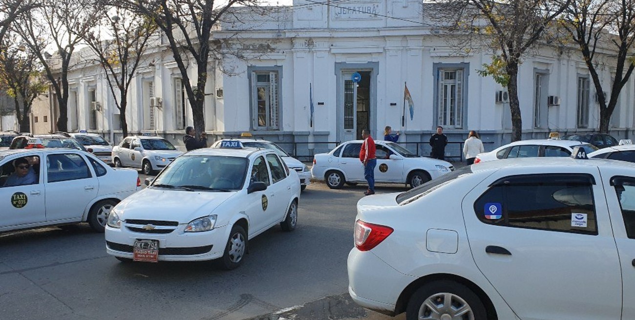 Casilda: multitudinaria movilización de taxistas en pedido de mayor seguridad