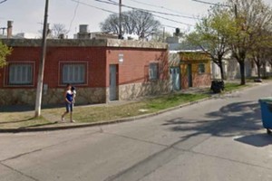 ELLITORAL_455866 |  Google Street View. La esquina de Varela al 3400, lugar donde ocurrió el asesinato.