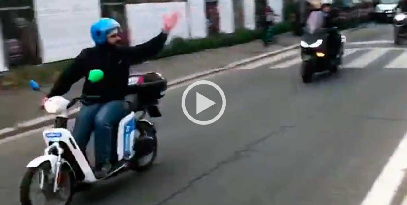 Video: italiano en moto insultaba a hinchas de Leicester que paseaban por Roma y chocó