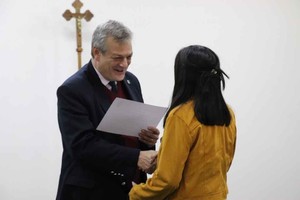 ELLITORAL_455701 |  Gentileza El rector de la UCSF, Eugenio Martín De Palma, entregando certificados de las becas.
