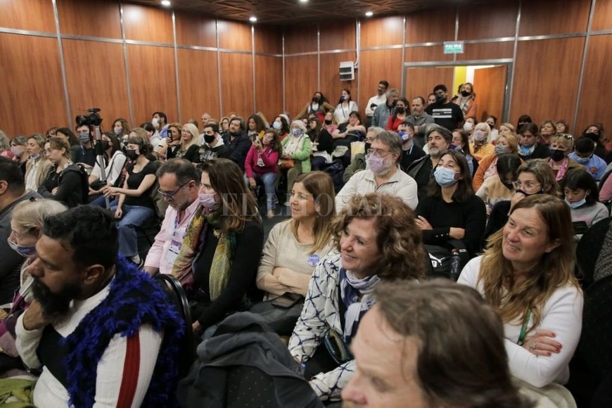 ELLITORAL_455300 |  Gentileza Comunicación Ctera La presentación fue sala llena, con docentes de todo el país ue se acercaron a la Feria y al stand de Ctera en la misma.