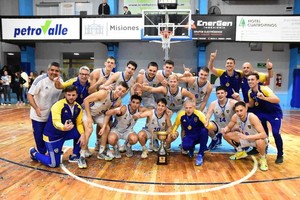 ELLITORAL_455631 |  Gentileza Prensa Liga Boca festeja con el trofeo de la Liga de Desarrollo 2021/22.