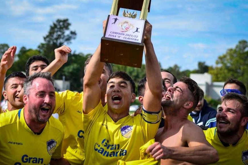 ELLITORAL_455180 |  Gentileza Los festejos. Con la Copa en mano, todo el plantel se asoció a la vuelta olímpica.