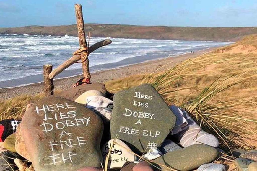 ELLITORAL_455463 |  Gentileza La tumba de Dobby, el elfo de Harry Potter, un problema para una playa de Gales.
