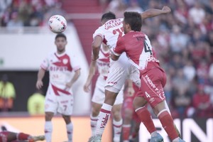 ELLITORAL_455739 |  Matías Nápoli MacAllister marcando a Gallegos en la jugada del gol de Unión.
