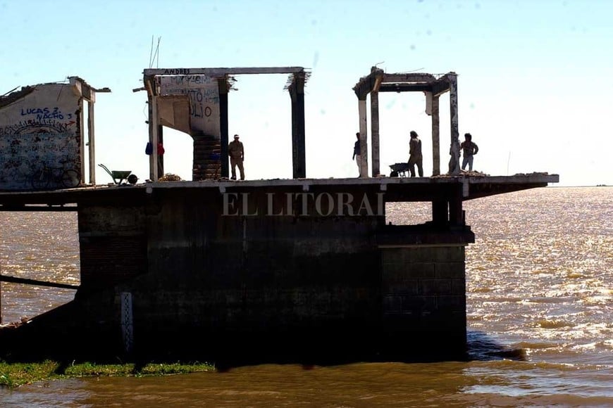 ELLITORAL_455439 |  Archivo El Litoral En septiembre del 2000 se demolió la vieja estructura del boliche.