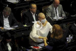 ELLITORAL_455448 |  Gentileza La diputada nacional por Mendoza, Jimena Latorre, fue ovacionada por dar el ejemplo e ir a sesionar, aún atravesando un tratamiento de quimioterapia.