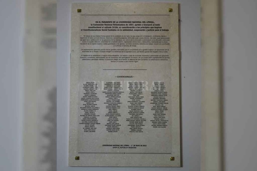 ELLITORAL_455171 |  Guillermo Di Salvatore La placa está compuesta de material de mármol y fue emplazada en el acceso del Paraninfo.