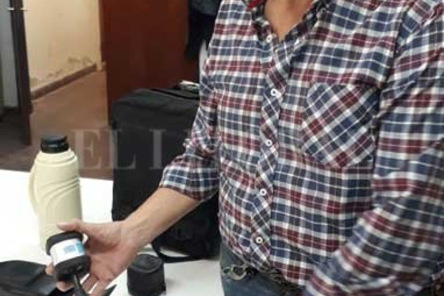 ELLITORAL_455422 |  Gentileza El Ingeniero Juan Fernández (CIESE-UTN Santa Fe) muestra su decibelímetro de altas prestaciones con un verificador acústico, que sirve para verificar que el instrumento funciona correctamente antes de la medición.