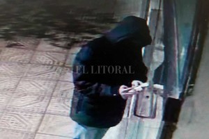 ELLITORAL_455291 |  Captura de video Las cámaras de seguridad captaron cómo, en cuestión de segundos, inutilizaba la cerradura del estudio.
