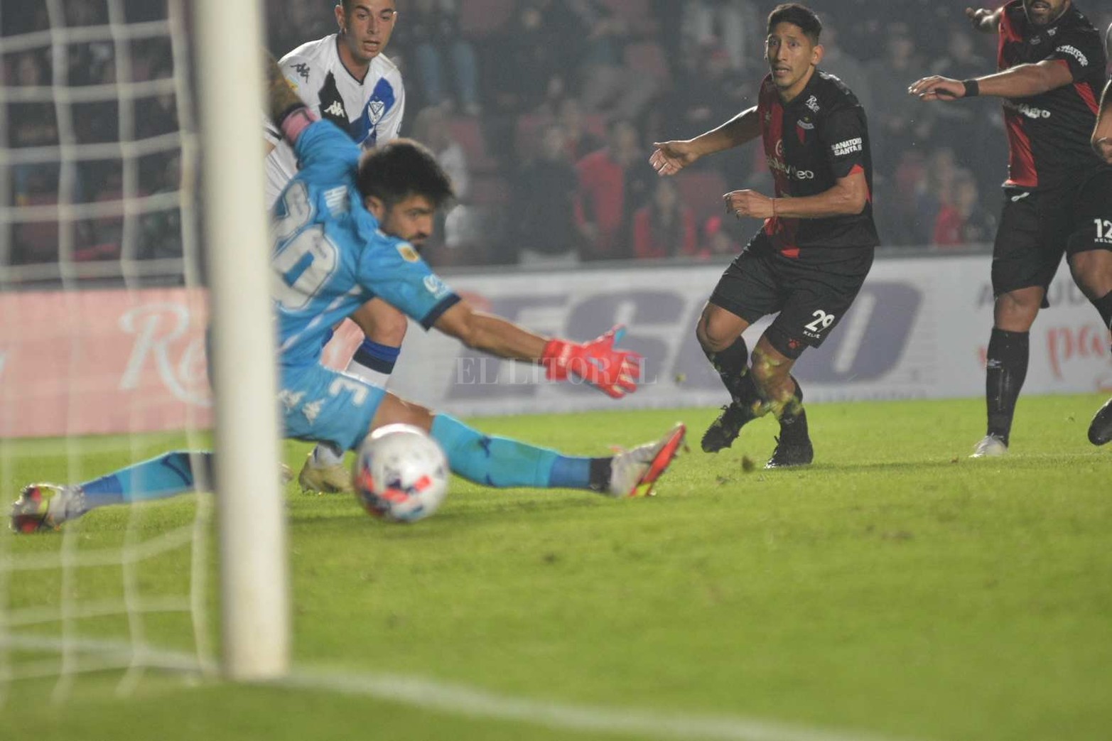 El gol de empate de Abila.Colón perdió 2 a 1 frente a Vélez en la última fecha del torneo de la Liga Profesional de Fútbol.