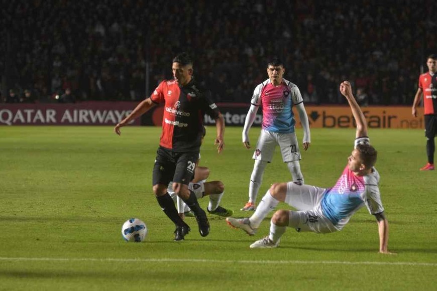 ELLITORAL_455705 |  Ignacio Izaguirre Facundo Farías en acción en el último choque entre Colón y Vélez. Fue en Liniers, el año pasado y terminó con victoria sabalera con gol de Farías bajo la lluvia.