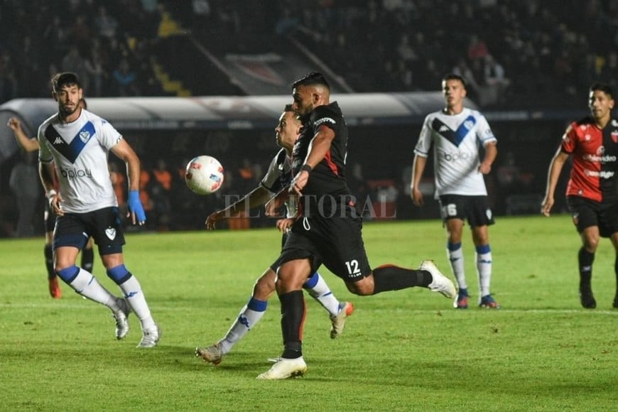 ELLITORAL_456171 |  Pablo Aguirre El preciso momento en el que está a punto de partir el zurdazo de Wanchope Abila para dejar sin chances a Hoyos. Iban apenas 14 minutos y hubiese sido el empate de no haber mediado la intervención del VAR que observó una milimétrica posición adelantada del delantero sabalero, luego de casi cinco minutos de estudio de la jugada.