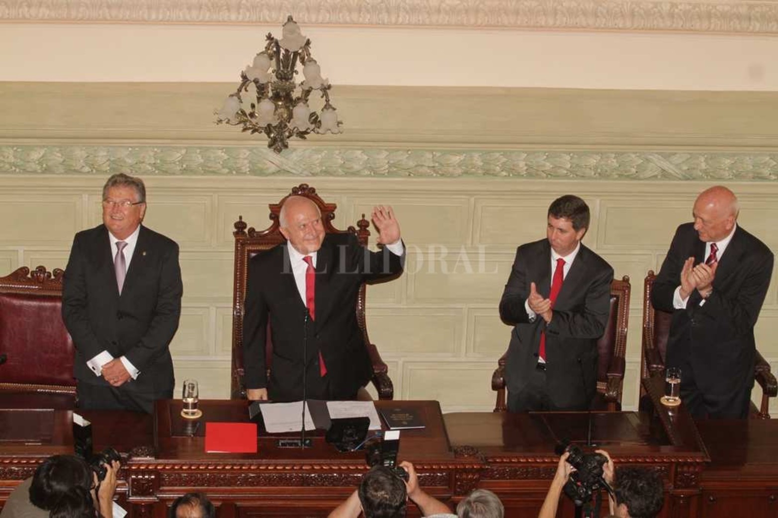 En la Cámara de Diputados, jurando y asumiendo como gobernador de la provincia del período 2015 a 2019.