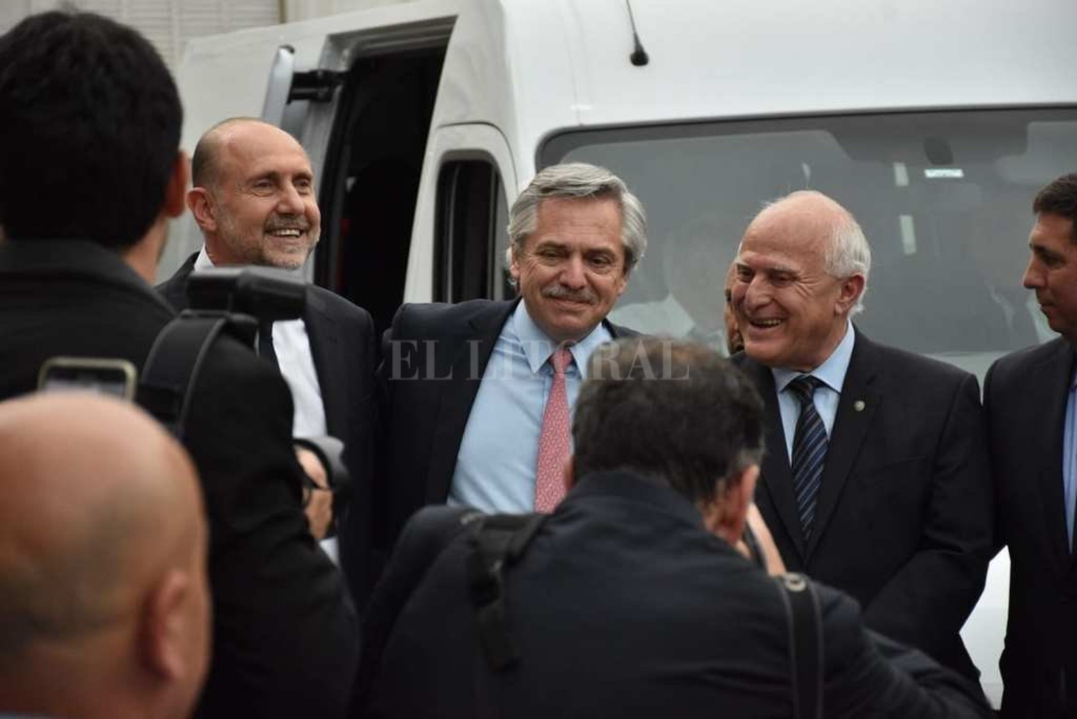 En la explanada de la Legislatura, recibiendo al flamante presidente Alberto Fernández, durante la asunción de Omar Perotti.