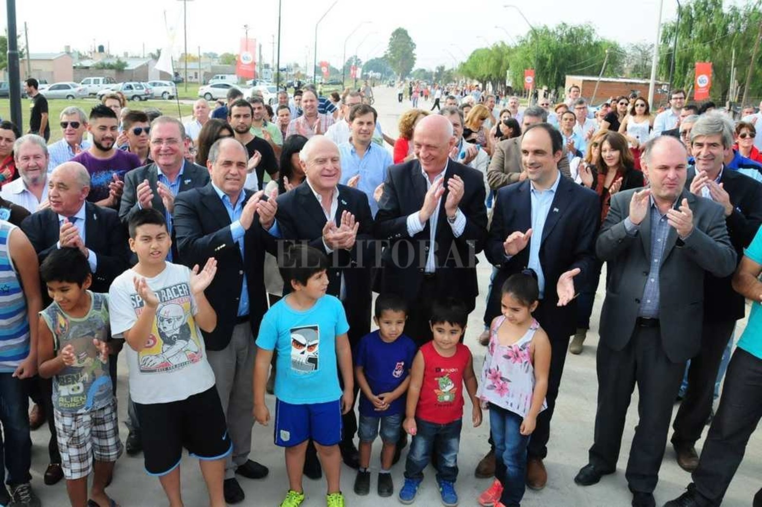 El gobernador Lifschitz y otras autoridades en el acto de inauguración de un tramo del Boulevard French, una obra vital para la ciudad.